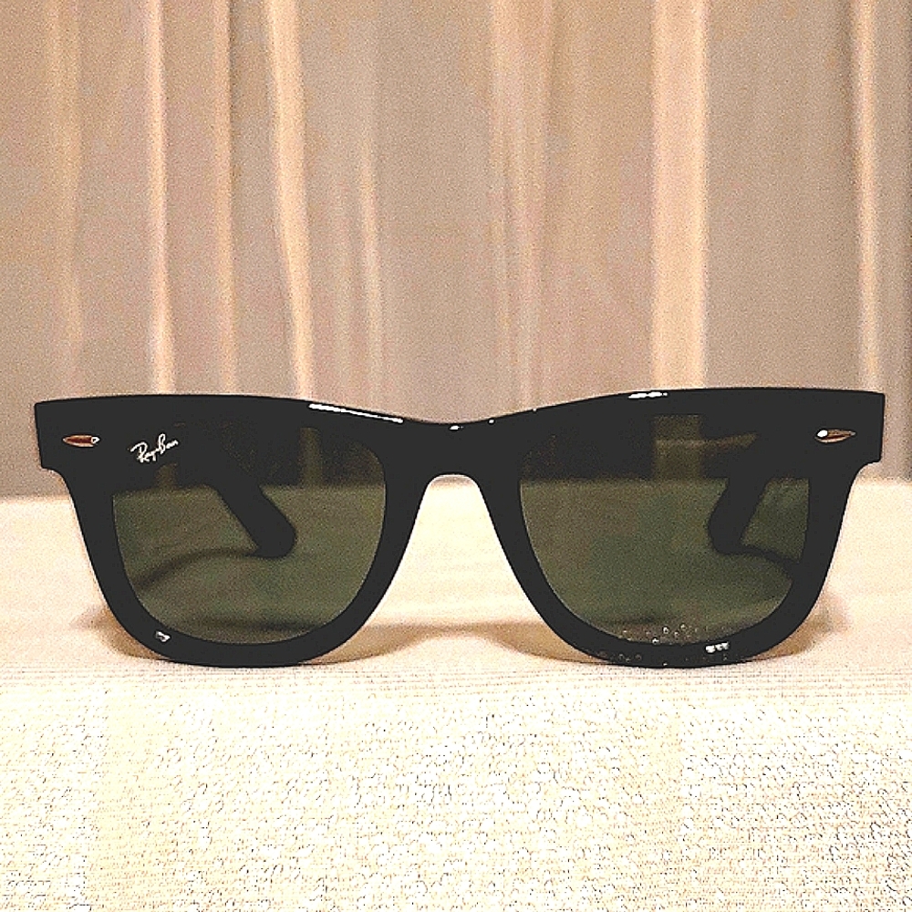 LIKE NEW!  FLOOR SAMPLE. RAYBAN WAYFARER SUNGLASSES (MEN'S OR WOMEN'S) IN BLACK